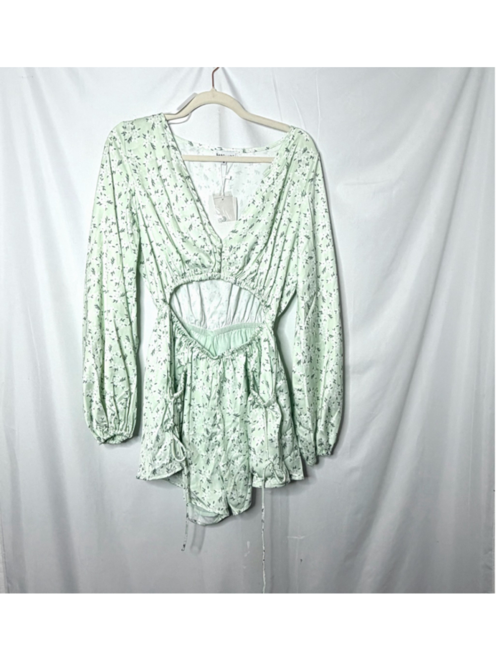 NEW with tags Sabo Luxe Silky Jayna Romper Size M Green White Floral